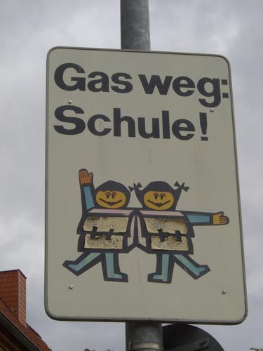 Schild mit Hinweis auf Schulweg