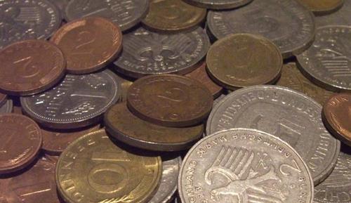 Bild vergr&ouml;&szlig;ern: Haufen mit kleinen und gr��eren Deutsche Mark-M�nzen