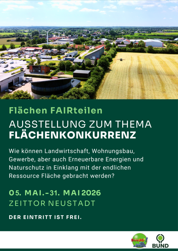 Bild vergr&ouml;&szlig;ern: Luftaufnahme einer Siedlung mit angrenzendem Feld &uuml;ber gr&uuml;nem Hintergrund mit Text zur Ausstellung "Fl&auml;chen FAIRteilen" vom 5. bis 31. Mai 2026 im zeiTTor Neustadt