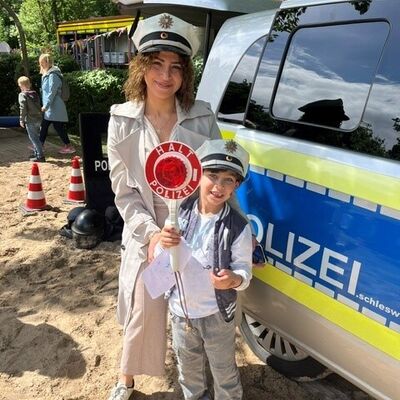Bild vergr&ouml;&szlig;ern: Familie vor Polizeiauto