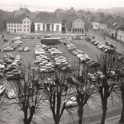 Bild vergr&ouml;&szlig;ern: Schwarz-wei�-Luftaufnahme des Neust�dter Marktplatzes 1962 mit geparkten Autos und von B�umen ges�umtem Rand