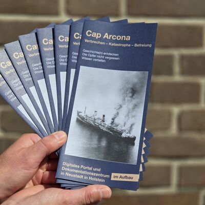 Neuer Flyer Cap-Arcona-Dokumentationszentrum und digitales Portal