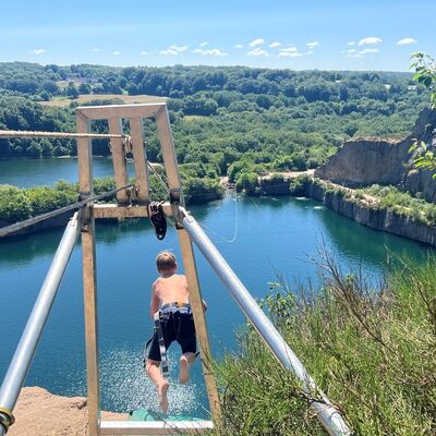 Bild vergr&ouml;&szlig;ern: Ein Junge f�hrt mit einer Seilbahn �ber einen See