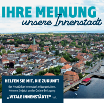 Bild vergr&ouml;&szlig;ern: Luftaufnahme der Neust�dter Innenstadt mit Text zur Online-Befragung "Vitale Innenst�dte" und Aufruf zur Teilnahme an der Innenstadtbefragung 2026