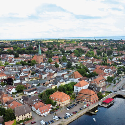 Bild vergr&ouml;&szlig;ern: Luftaufnahme der Innenstadt von Neustadt in Holstein mit Hafen, markanter Kirche und dicht bebauten Wohn- und Gesch�ftsgeb�uden